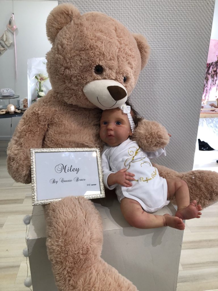 Reborn-france-bébé-poupée-garçon-fille-poupon-enfant-exposition-realiste-nurserie chouchou-prix